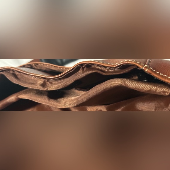 Wilsons Leather Vacqueta Single Lock Leather Tablet Bag - Picture 9 of 13